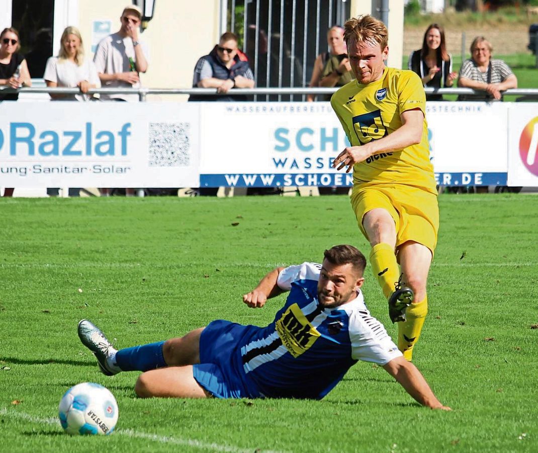 Gleich schlägt es ein im Warsteiner Kasten: Mellrichs Hendrik Rasche zieht in der 55. Minute knallhart ab und trifft zum zwischenzeitlichen 3:1. Armando Castiglione kann das Gegentor nicht mehr verhindern. Foto: Heinke