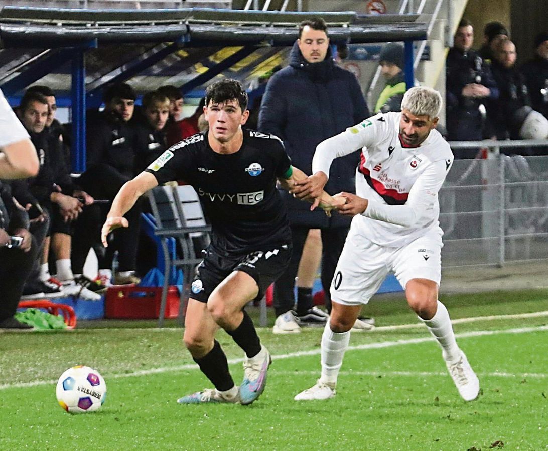 Vor den Augen von SV-Cheftrainer Felix Bechtold (hinten) kam der erblondete Serkan Temin (r.) früh in die Partie für den am Oberschenkel verletzten Lars Holtkamp. Temin hatte vor dem Paderborn-Spiel zwei Scorerpunkte gesammelt. Diesmal wurde er eher in der Defensive gefordert. Fotos: Lütkehaus