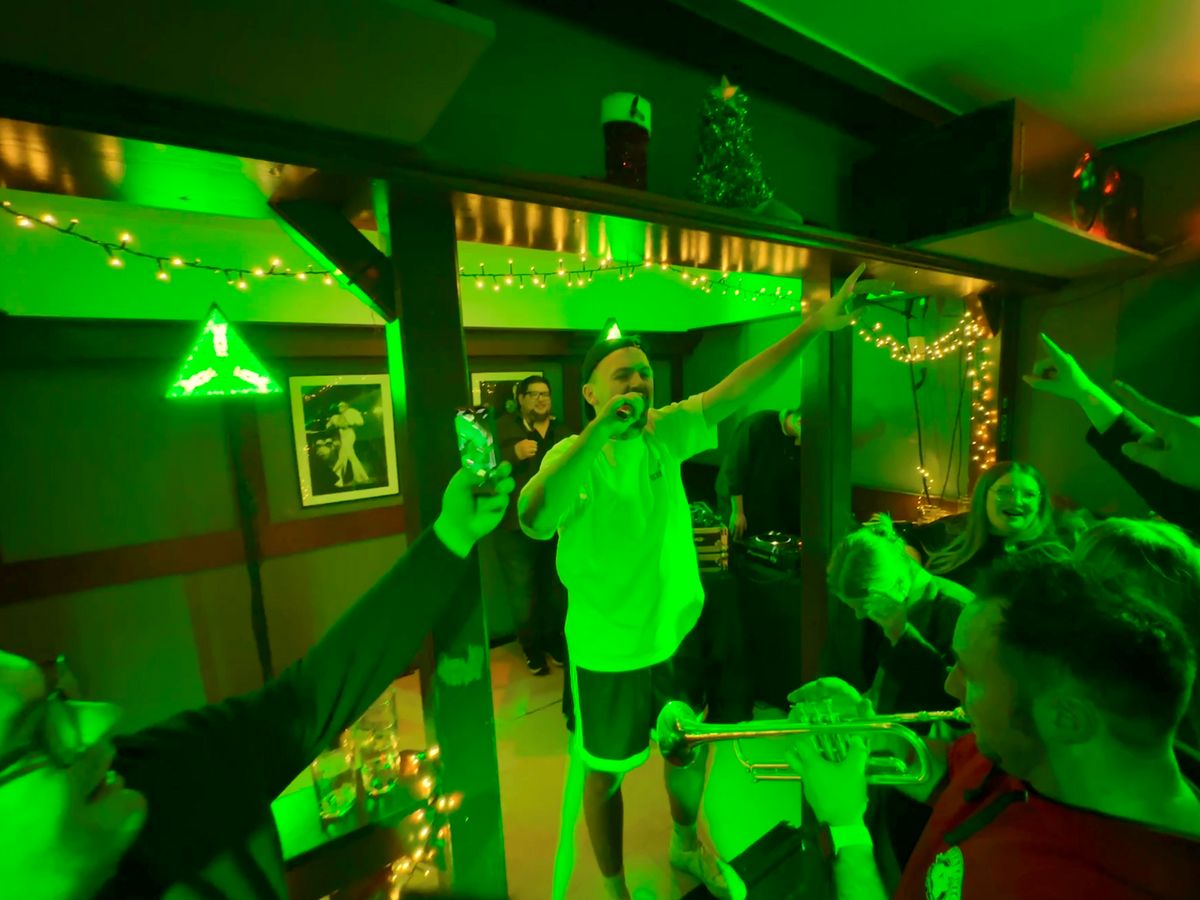 Ausnahmezustand in der Gaststätte Kusmann: Malle-Sänger Breitner sorgte am Freitag bei der „X-Mas-Party“ mit seinem Auftritt für ausgelassene Partystimmung und einen rappelvollen Laden. Foto: Cegelski