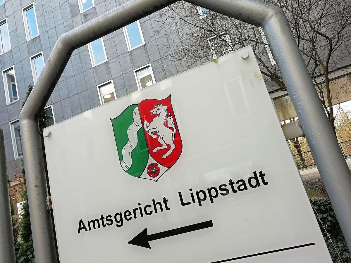 Das SEK durchsuchte die Wohnung eines 39-jährigen Erwitters, nachdem dieser seine Mitbewohnern bedroht haben soll. Dort fanden sie reichlich Bargeld und einen Adventskalender mit angeblichem Amphetamin.