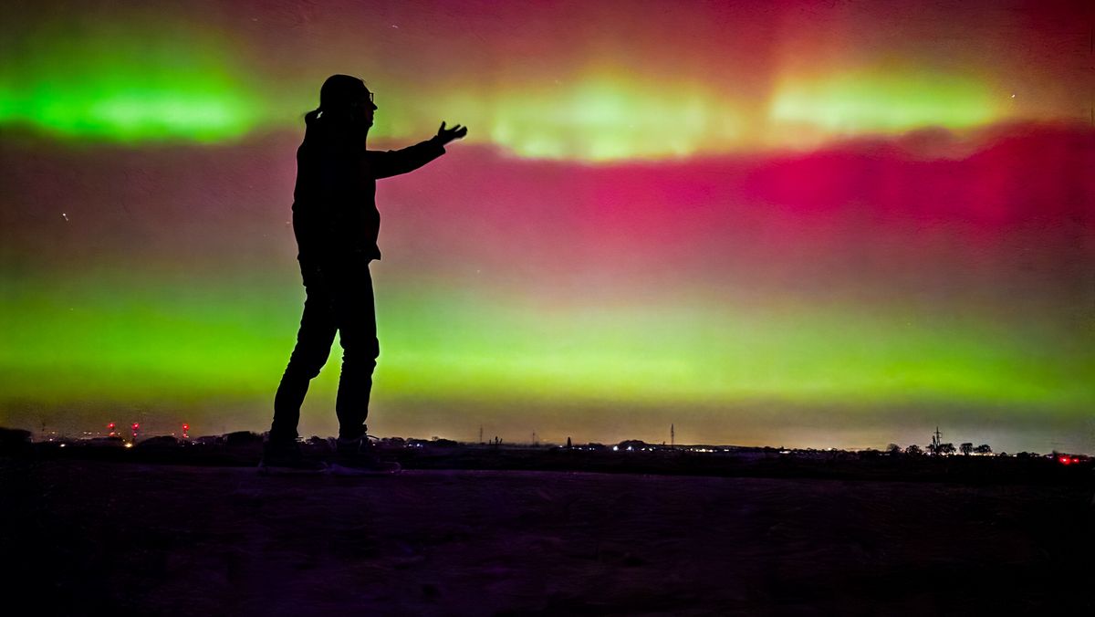 Christina Sommer posierte vor dem spektakulären Himmelsschauspiel in der Feldflur bei Völlinghausen. 