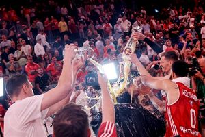Die Bayern-Basketballer überschütten Coach Herbert mit Bier. - Foto: Matthias Stickel/dpa