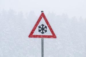 Schneefälle und gefrierender Regen könnten mancherorts zu Rutschpartien führen. (Archivbild) - Foto: Silas Stein/dpa