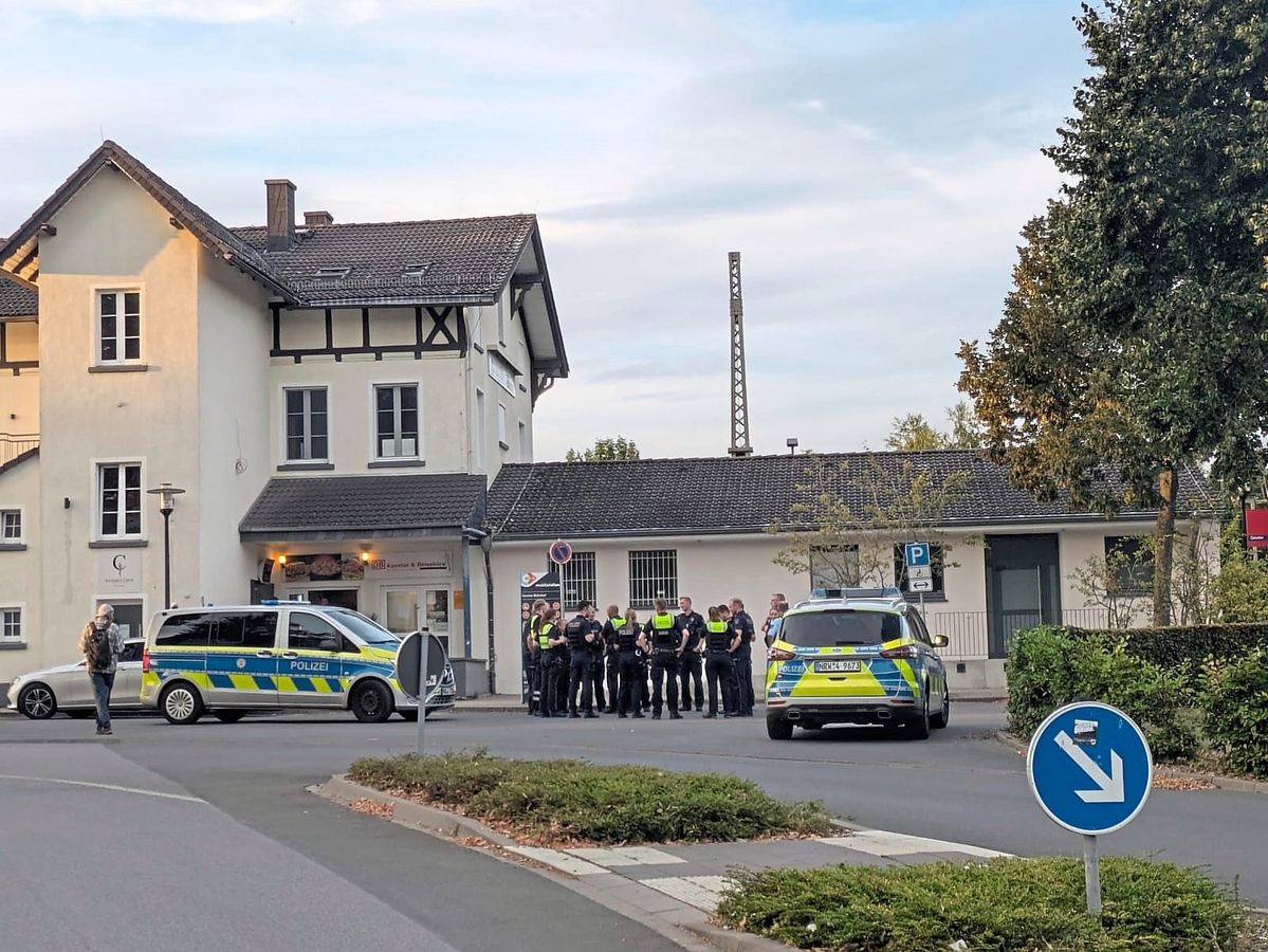 Viel Polizei vor am Geseker Bahnhof. Fotos: Wapelhorst