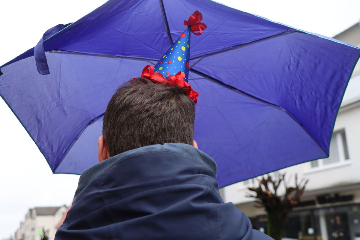Weiberfastnacht wird nass: 15 bis 20 Liter pro Quadratmeter kommen ab dem Mittag runter. Symbolfoto: Dietz