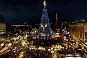 Auf dem Dortmunder Weihnachtsmarkt wird die Beleuchtung des riesigen Weihnachtsbaums mit 140.000 LEDs angeschaltet. - Foto: Dieter Menne/dpa