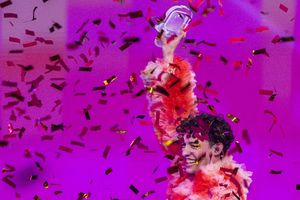 Wegen der voraussichtlichen Teilnahme Israels am nächsten Eurovision Song Contest gibt der Schweizer ESC-Star Nemo den Pokal für seinen Sieg im Jahr 2024 zurück. (Archivbild) - Foto: Jens Büttner/dpa