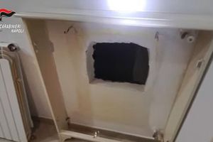 Hinter diesem Loch in der Mauer hatte der gesuchte Boss eines Camorra-Clans sein Versteck. (Handout) - Foto: --/Carabineri Napoli/dpa