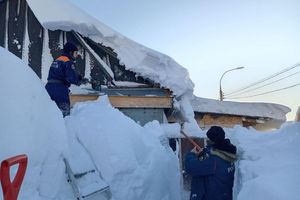 Einsatzkräfte kämpfen auf der fernöstlichen Halbinsel Kamtschatka gegen die Schneemassen. - Foto: -/Government of Kamchatka Territory via XinHua/dpa