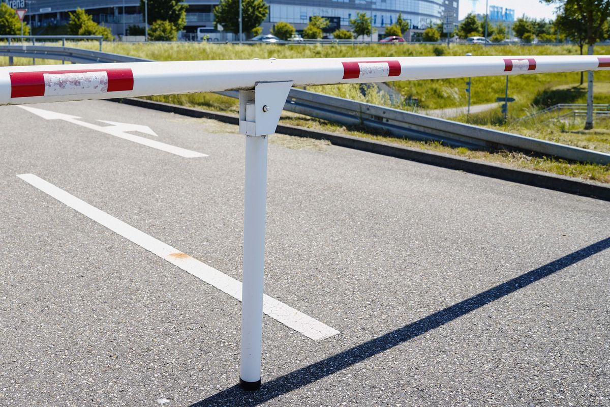 Weil sein Parkticket nicht funktionierte, bog ein Mann die Schranke am Flughafen-Parkplatz Paderborn-Lippstadt kurzerhand hoch. Der Flughafen zeigte ihn an. Symbolfoto: dpa