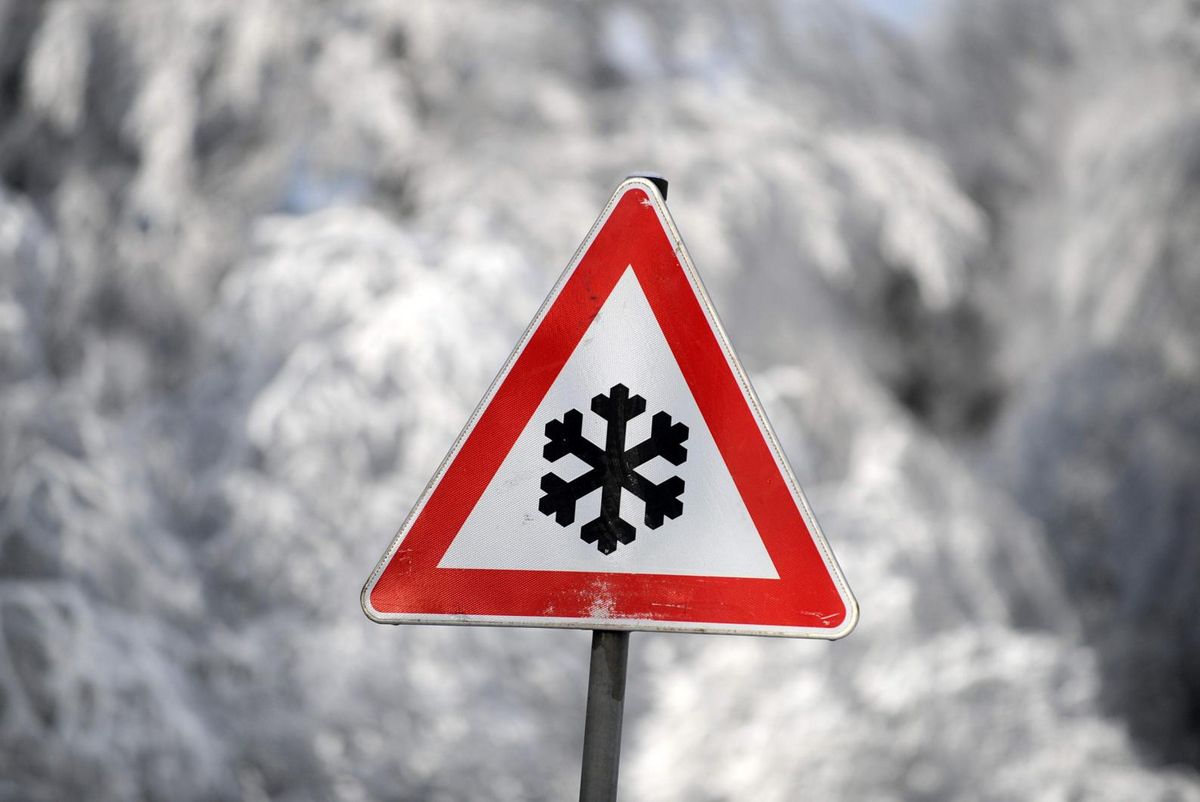 Schnee und Glätte im Kreis Soest: Polizei und Feuerwehr sind seit den frühen Morgenstunden im Dauereinsatz. Symbolfoto: DPA