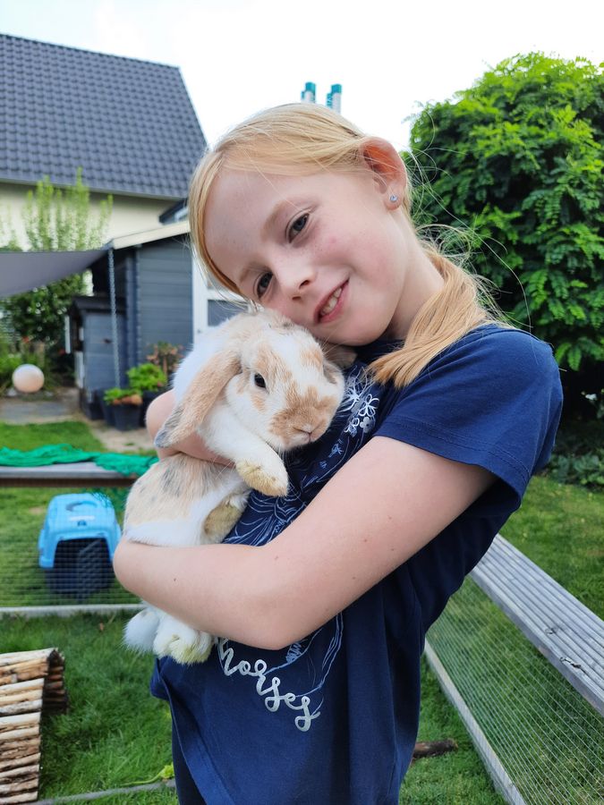 Bei Schülerin Lara haben es die Kaninchen gut.