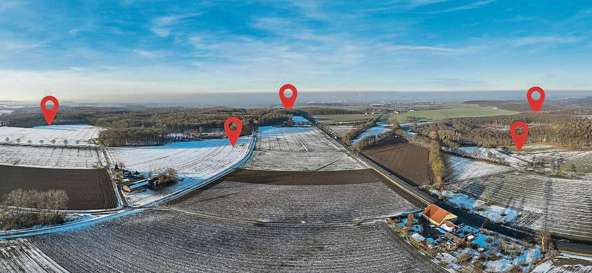 Blick nach Norden von der K8 bei Uelde aus: Von den ursprünglichen acht geplanten Standorten der „Anröchter Bürgerenergie“ sind diese fünf momentan im Genehmigungsverfahren. Waldstandorte wurden aufgegeben. Foto: Eickhoff