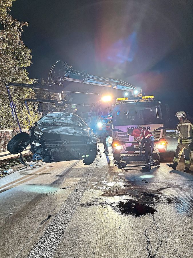 Zwei Stunden dauerte der Einsatz auf der A44 am Freitagabend. Die Autobahn war währenddessen voll gesperrt. Foto: Feuerwehr Anröchte