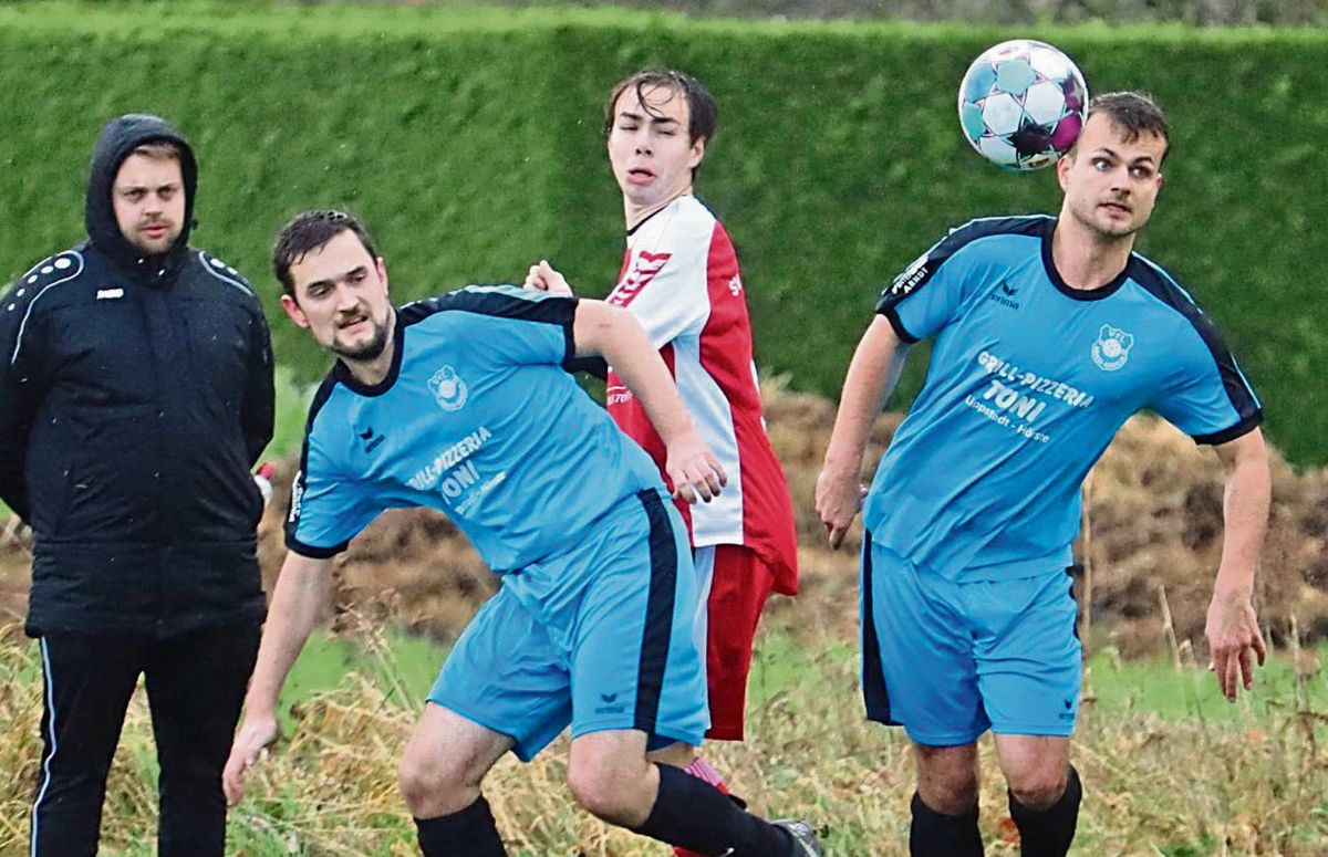 Die Reserve des VfL Hörste-Garfeln (in Blau) verlor in der Kreisliga B gegen den SV Bad Waldliesborn mit 1:4. „Unverdient“, wie deren Trainer Christian Strake hinterher meinte. Foto: Feichtinger