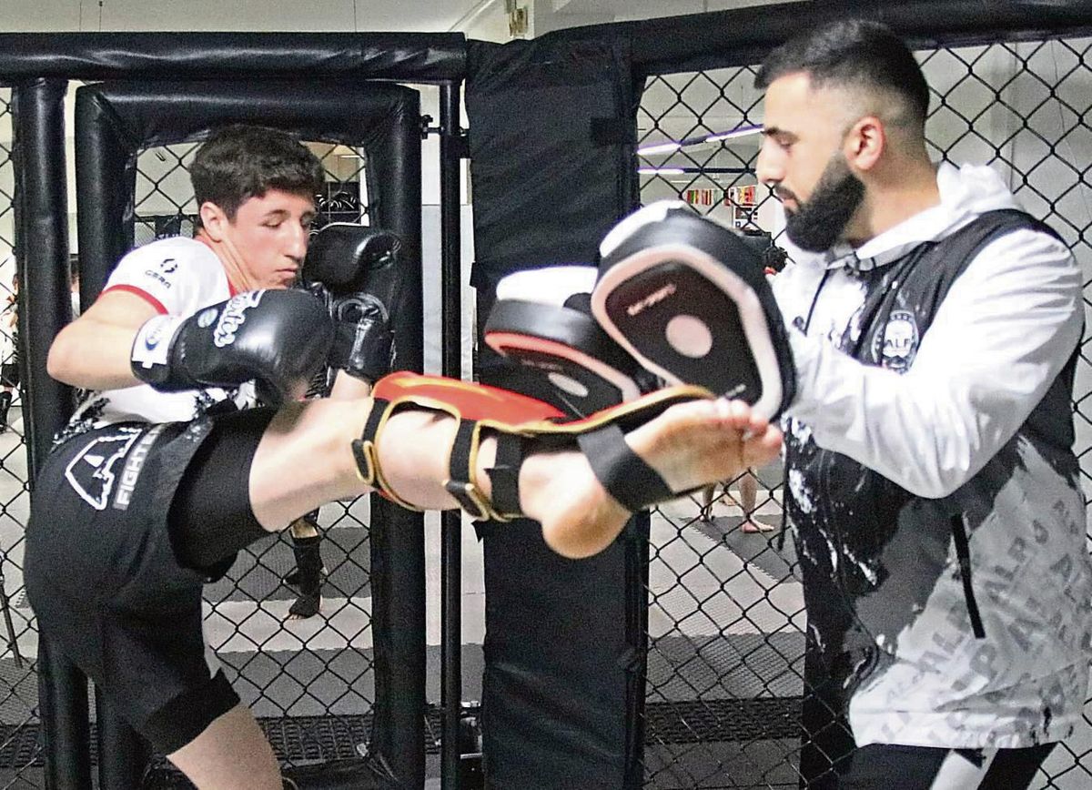 Seine Leidenschaft für den Kampfsport entdeckte Ravan Abbaszade (l.), dessen großes Idol sein Trainer Eltaj Humbatov (r.) ist. Und der 16-Jährige verfolgt ein klares Ziel, denn er strebt eine Karriere als Profikämpfer an. Foto: Wiegand