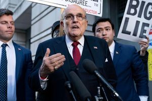 Donald Trumps Ex-Anwalt Rudy Giuliani muss sich unter anderem wegen Verschwörung und Betrug vor Gericht verantworten. - Foto: Jose Luis Magana/AP/dpa