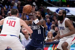 Kyrie Irving (m) und die Dallas Mavericks führen in der Erstrunden-Serie der NBA-Playoffs. - Foto: Tony Gutierrez/AP/dpa