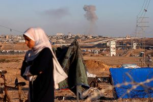 Nach einem israelischen Luftangriff auf Gebäude in der Nähe der Trennmauer zwischen Ägypten und Rafah im südlichen Gazastreifen steigt Rauch auf. - Foto: Ramez Habboub/AP/dpa