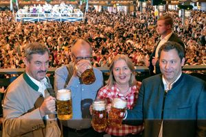 Auch wenn Markus Söder eigentlich nicht gerne Bier trinkt - fürs Foto auf dem Oktoberfest gehört auch für ihn der Maßkrug natürlich dazu. (Archivbild) - Foto: Peter Kneffel/dpa