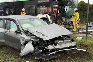 Der Bus und das Auto wurden bei dem Zusammenprall stark beschädigt. - Foto: Guido Bludau/dpa