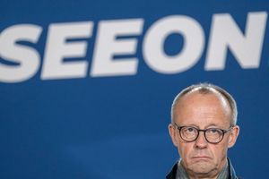 So richtigen Grund zur Freude hat Merz derzeit nicht. Innen- wie außenpolitisch stehen er und seine Bundesregierung vor gewaltig großen Herausforderungen. - Foto: Peter Kneffel/dpa