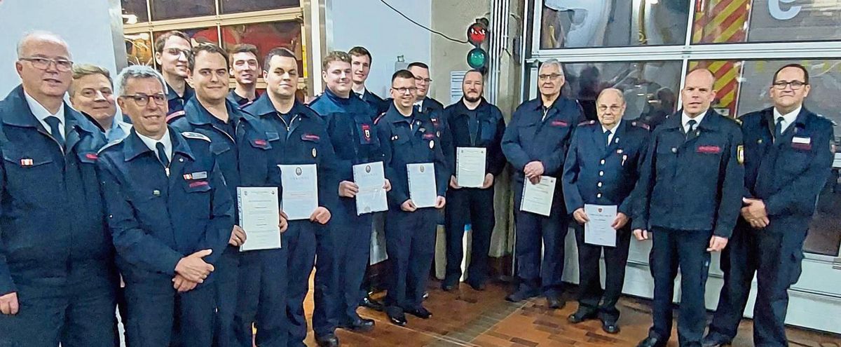 Sie freuen sich mit den geehrten Kameraden über die Auszeichnungen: Stellv. Leiter der Feuerwehr Guido Pfahlberg (l.), Bürgermeister Arne Moritz (2.v.l.), stellv. Zugführer Martin Nikolic (3.v.l.), Zugführer Bert Schulz (r.) und Feuerwehr-Chef Christian Meyer (2.v.r.). Foto: Dreier/Feuerwehr Lippstadt