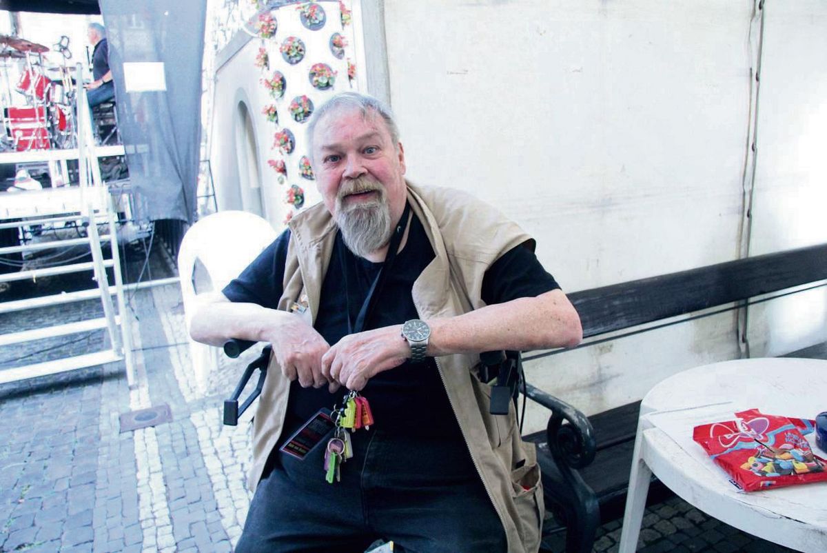 Detlef von Rüden 2022 im Backstagebereich des Rathausplatz-Festivals. Anfang der Woche ist der Veranstaltungsorganisator im Alter von 66 Jahren gestorben. Foto: Balzer