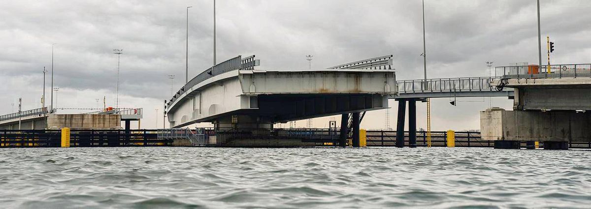 Auch bei harschen Wetterbedingungen muss sich die 2200 Tonnen schwere Verbindingsbrug in Zeebrügge zuverlässig bewegen lassen. Das macht ein Großwälzlager von Thyssenkrupp Rothe Erde möglich.