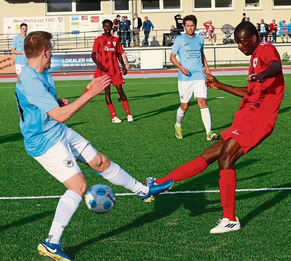 Seiner Favoritenrolle gerecht wurde der VfL Hörste-Garfeln (helle Trikots). Der A-Ligist setzte sich beim C-Ligisten Westfalia Erwitte am Ende deutlich mit 7:2 durch und trifft nun im Achtelfinale auf RW Horn. Foto: Wiegand