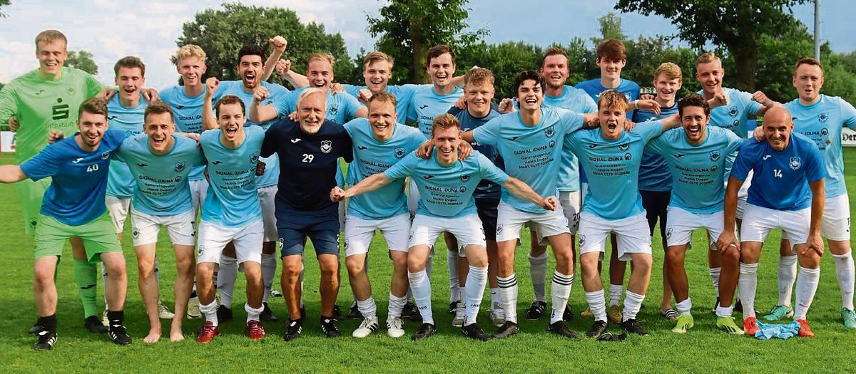 Seriensieger: Zum dritten Mal in Folge haben die Fußballer des VfL Hörste/Garfeln den Lippe-Pokal gewonnen. Der A-Ligist bezwang im Finale den überraschend stark aufspielenden B-Ligisten VfB Holsen mit 3:0. Fotos: Feichtinger
