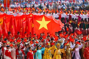 Hunderttausende jubelten und feierten bei der Parade ihr Land. - Foto: Athit Perawongmetha/Reuters Pool/AP/dpa