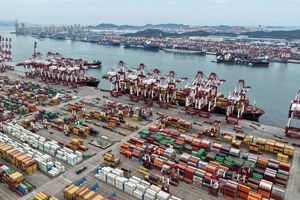 Der Hafen von Qingdao - die chinesischen Exporte in die USA brachen ein. (Archivbild) - Foto: Li Ziheng/XinHua/dpa