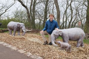 Der Künstler Thomas Lindner ist am 7. Dezember gestorben, der vielseitig engagierte geborene Dresdner prägte mit seinen Metallskulpturen das Stadtbild Erfurts und schuf auch Skulpturen für den Zoo. (Archivbild) - Foto: Bodo Schackow/dpa-Zentralbild/dpa