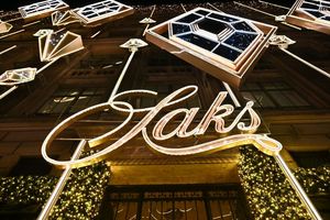 Saks Global entstand 2024 aus der Fusion der US-Luxuskaufhausketten Saks Fifth Avenue und Neiman Marcus. (Archivbild) - Foto: Evan Agostini/Invision/AP/dpa