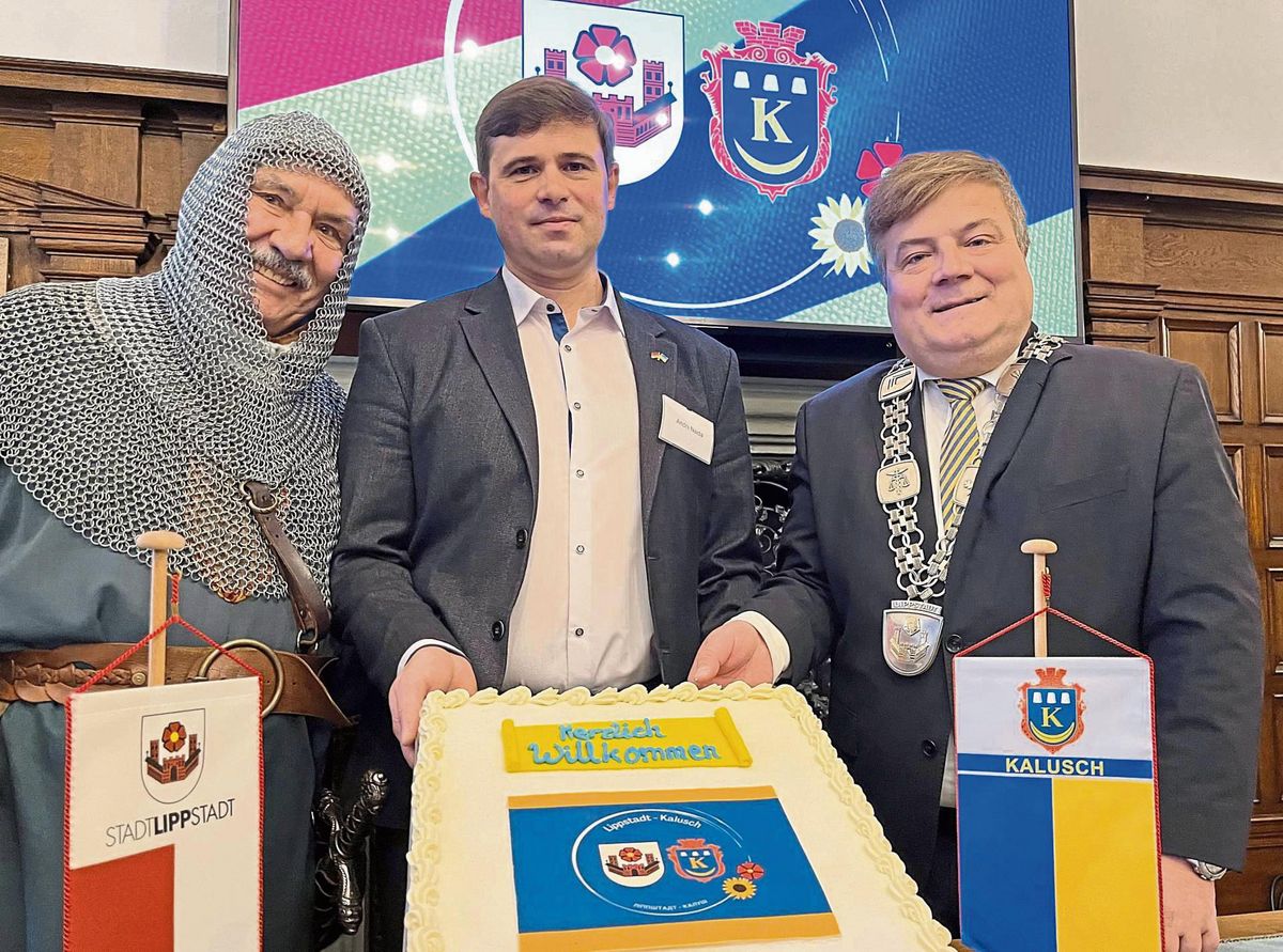 Das ukrainische Kalusch und Lippstadt rücken noch enger zusammen: Bürgermeister Arne Moritz (r.) und sein Amtskollege Andrii Naida vereinbarten am Samstag im Rathaus im Beisein von Graf Bernhard eine unbefristete Fortsetzung der Solidaritätspartnerschaft. Fotos: Friedrich