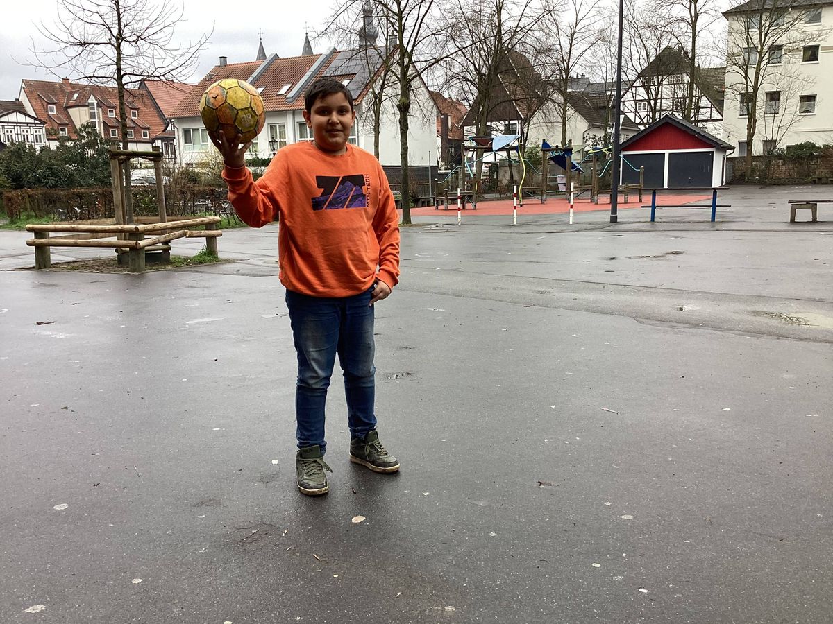 Justin trainiert hart, um den Ball ins Netz zu bringen. Foto: Murseli