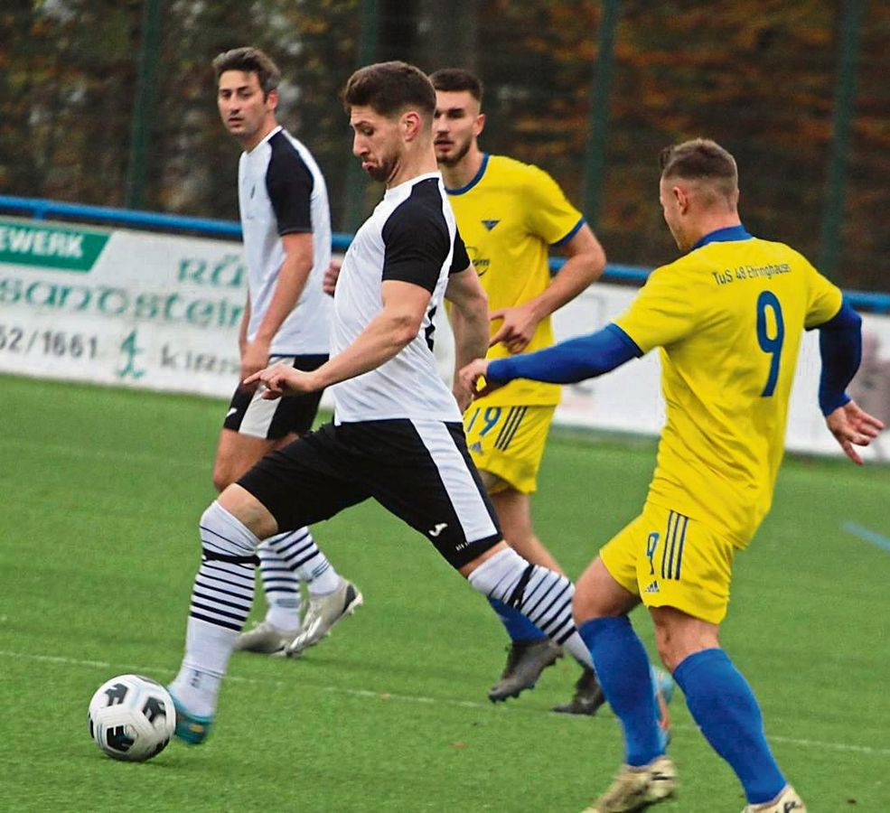 Tom Fahle (am Ball) und der TSV Rüthen sind im Leistungstief. In der A-Liga wartet man in diesem Jahr noch auf den ersten Dreier. Das Pokalspiel gegen Störmede dient der Helle-Elf vielleicht ein wenig als Therapie, wobei es große Personalsorgen gibt. Foto: Brand