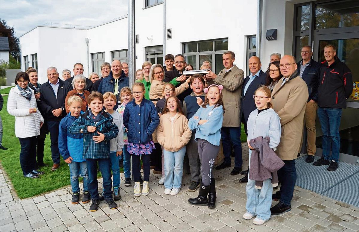 Sichtlich Freude hatten alle Beteiligten beim Hinterlegen der Zeitkapsel für den Neubau der Erwitter Schulen. FotoS: Stallmeister
