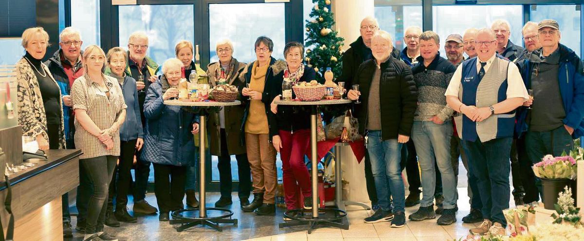 Caritaskonferenz und ehrenamtliche Fahrer feierten jetzt das zehnjährige Bestehen von „Kaufen und Klönen“. Foto: Löseke