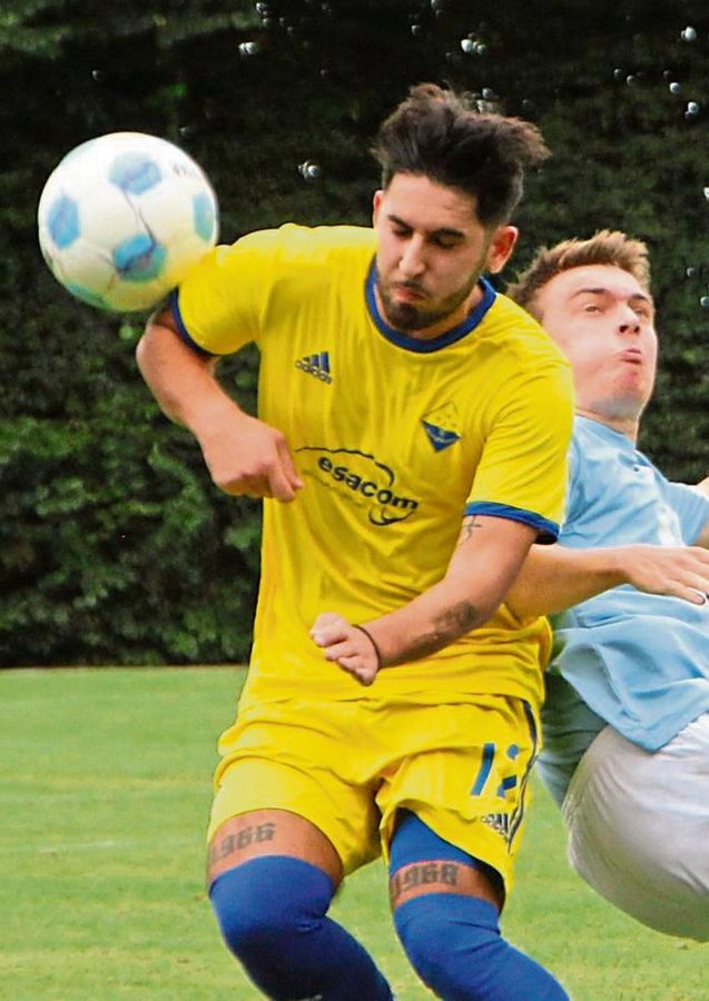 Bestes Heimteam der Liga, auswärts aber noch sieglos: Die Kicker des TuS Ehringhausen (in Gelb) haben in Lipperode eine knifflige Aufgabe vor der Brust. Foto: Heiner Schnieder