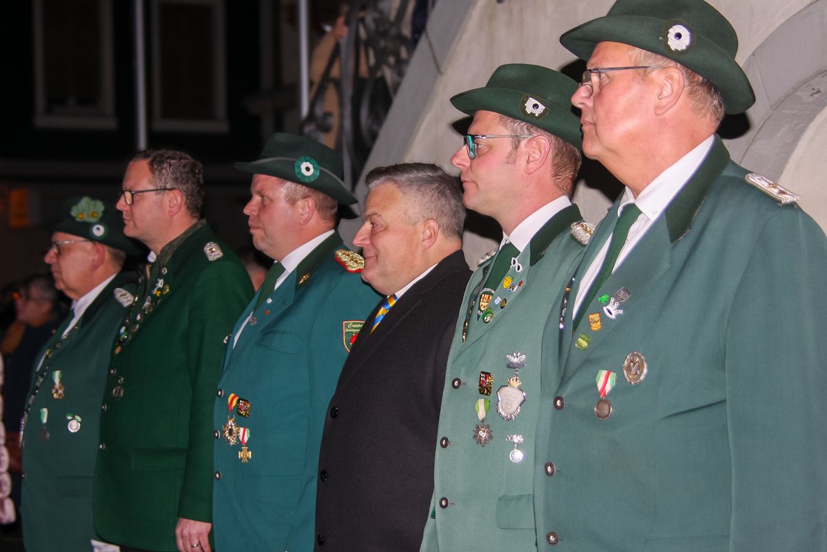 Zu Ehren des aus dem Amt scheidenden Bürgermeister Arne Moritz fand am Freitagabend ein Großer Zapfenstreich auf dem Rathausplatz statt. Foto: H. Wissing
