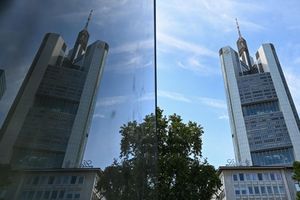 Stellenabbau und steigende Gewinne sollen der Commerzbank die Eigenständigkeit bewahren. (Archivbild) - Foto: Arne Dedert/dpa