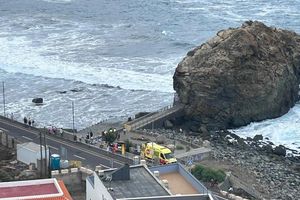 Der Rettungsdienst versorgt am Strand von Roque de Las Bodegas mehrere Menschen, die durch eine Riesenwelle verletzt wurden. - Foto: 112 Canarias/dpa