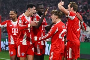 Der FC Bayern jubelt weiter über Tore von Lennart Karl (m). - Foto: Sven Hoppe/dpa