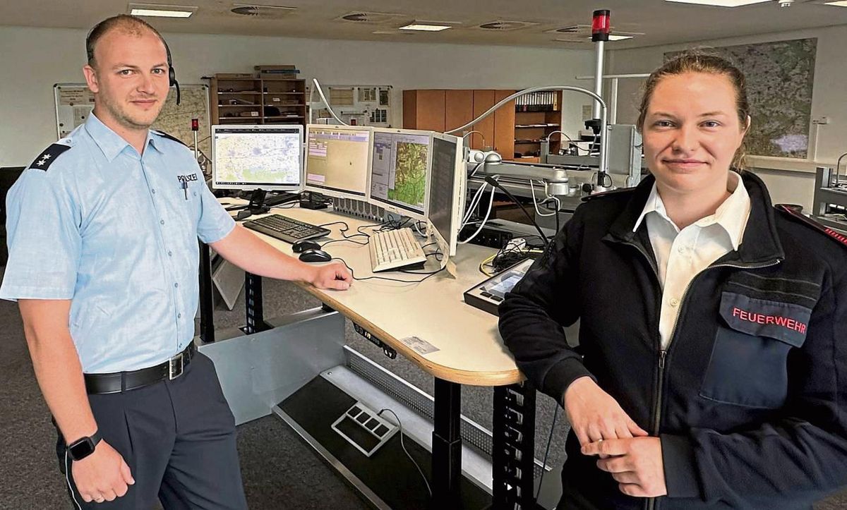 Zwischen echter Not und Notrufmissbrauch: Polizeioberkommissar Malte Bering und Oberbrandmeisterin Carina Aufdemkamp nehmen jeden Hilferuf in den Leitstellen der Polizei und der Feuerwehr im Rettungszentrumin Soest ernst. Fotos: Cegelski