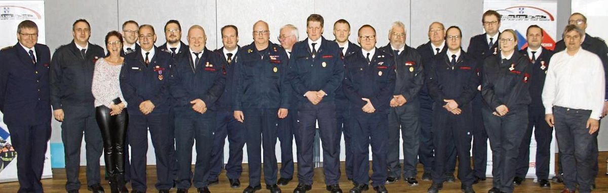 Bei der Jahresdienstbesprechung der Geseker Feuerwehr sind zahlreiche Feuerwehrleute befördert und für ihr langjähriges Engagement ausgezeichnet worden. Foto: Reinke