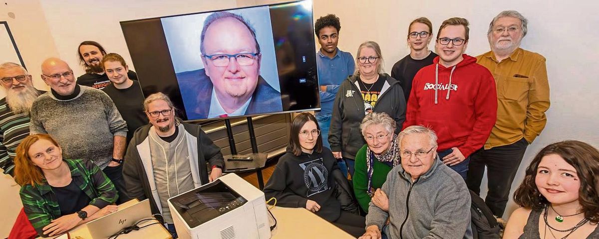 Teilnehmer des Kreisparteitags im Alten Schlachthof haben sich hier um ihren Bundestagskandidaten Roland Linnhoff aus Soest versammelt. Der nahm per Videoschalte an der Versammlung teil. Foto: Brüggestraße