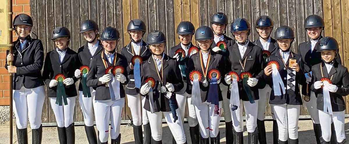 Die Plätze zwei und drei beim Jugendchampionat des Kreisreiterverbands Lippstadt erkämpften sich die Mannschaften des Reitervereins Erwitte beim eigenen Turnier. Den Sieg sicherte sich das Team aus Büren-Orkental.