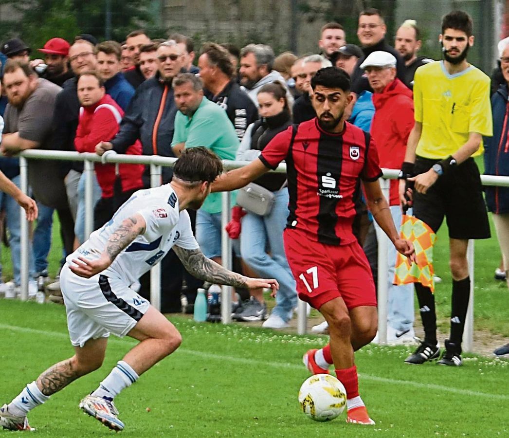 Neuzugang Samet Coskun (r.) spielte beim Test des SV Lippstadt gegen den Regionalligisten VfB Oldenburg links in der Viererkette und überzeugte. Nach der Pause übernahm Nils Köhler dessen Position. Foto: Lütkehaus